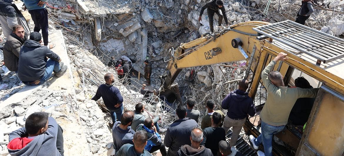 Gaza: Destruction of vital lifting gear halts search for thousands buried under rubble